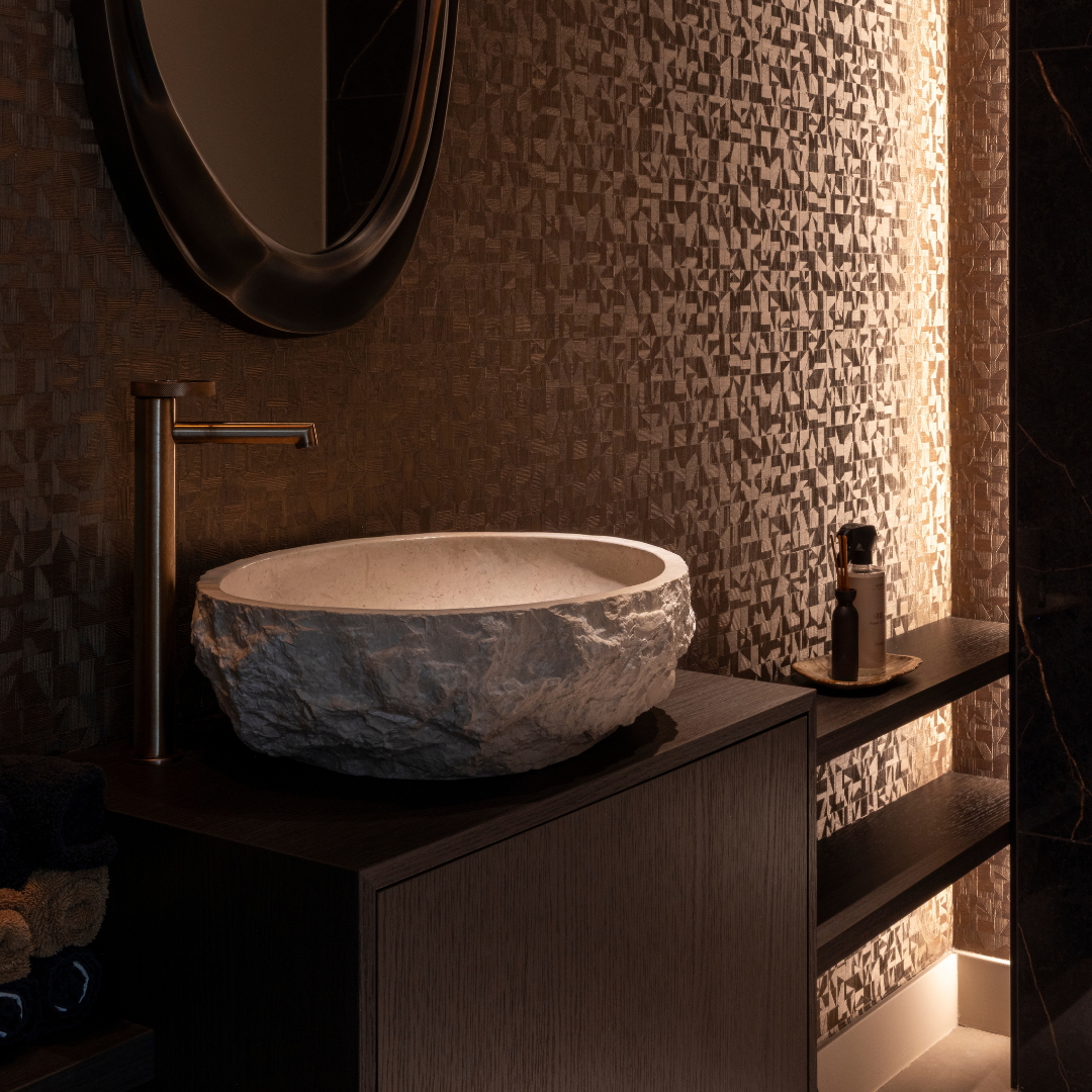 Donkere badkamer met hotel chique uitstraling