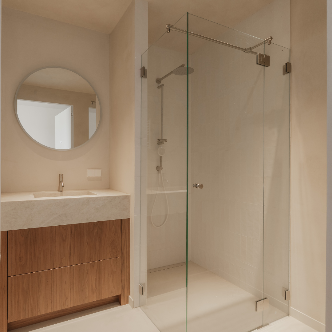 Scandinavische badkamer met inloopdouche en lichte wandtegels