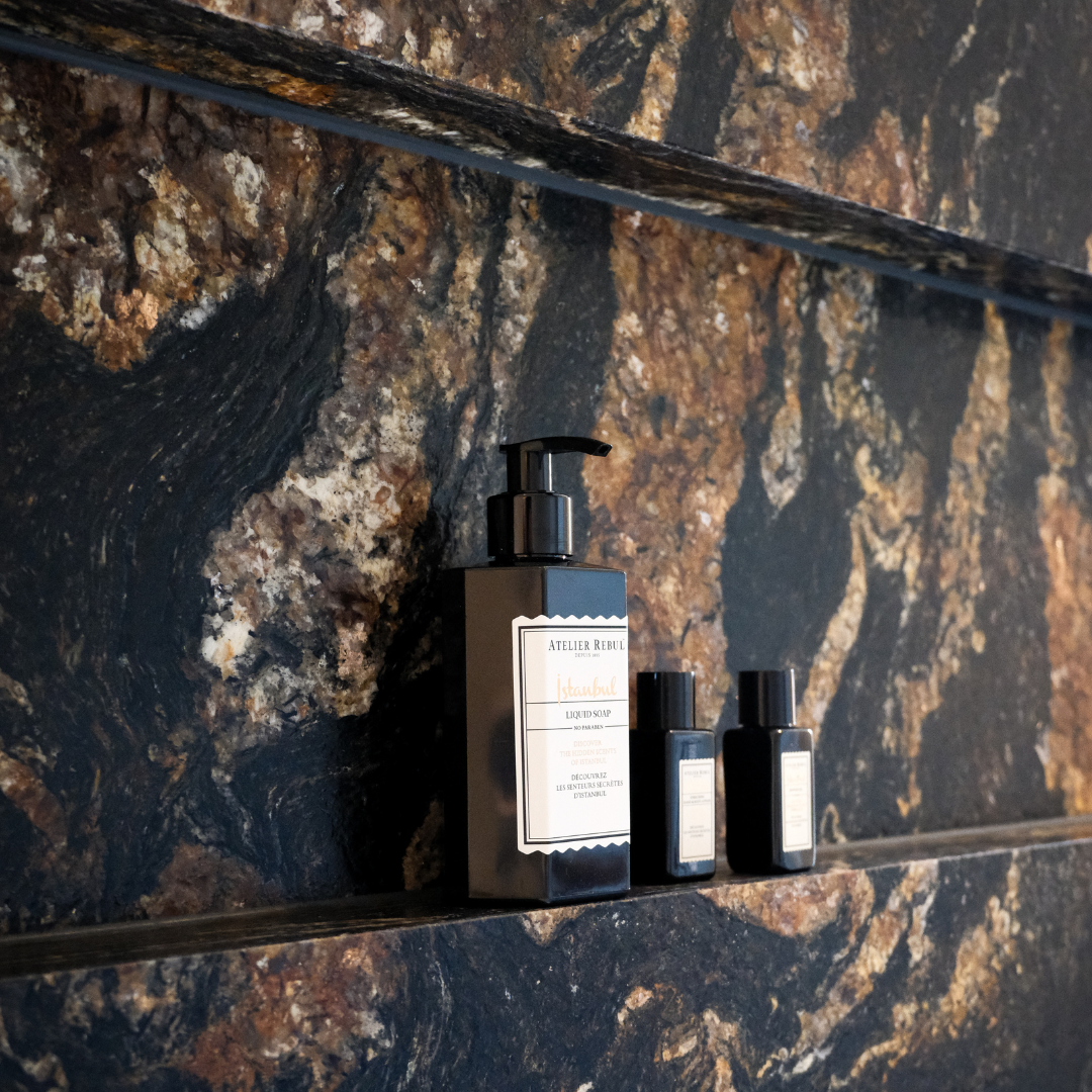 Badkamer met donkere natuursteenlook
