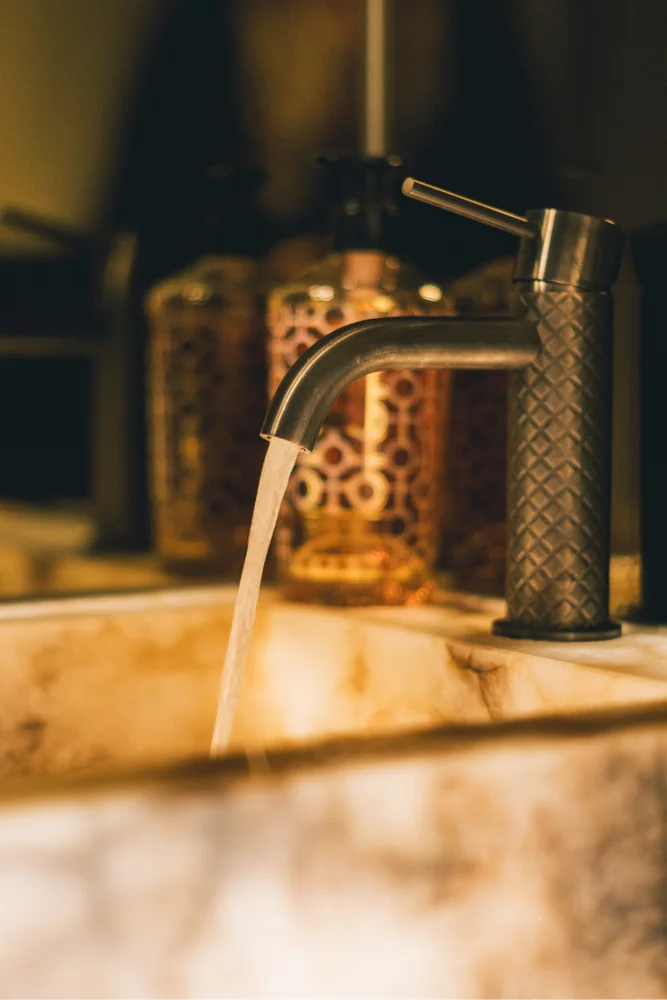 natuursteen badkamer verlichte wand kwartsiet toepassing