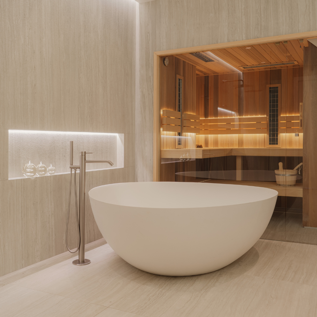 Complete wellness badkamer met bad, douche en sauna
