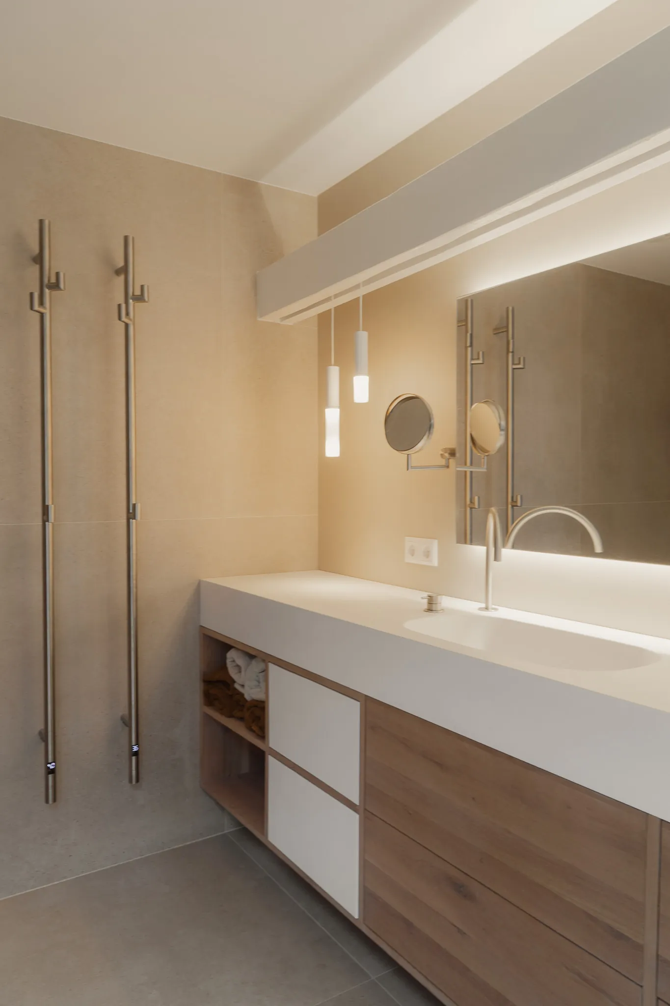 Scandinavische badkamer met lichte tegels en houten badkamermeubel
