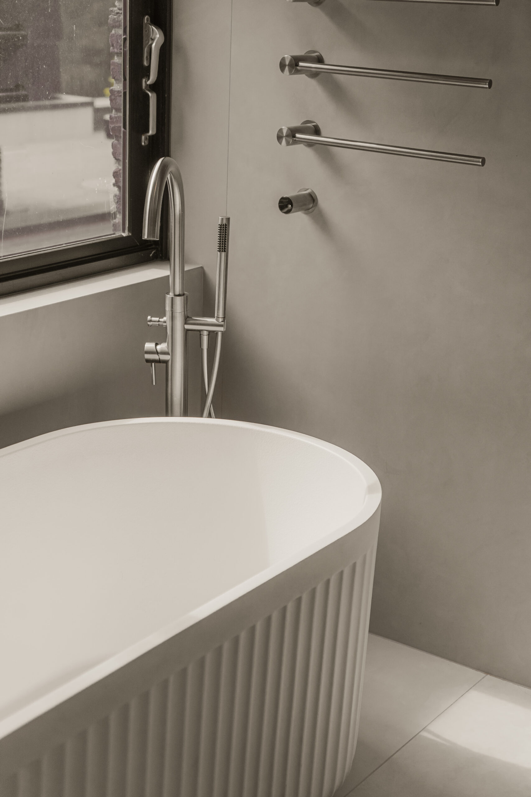 Vrijstaand bad in een lichte badkamer