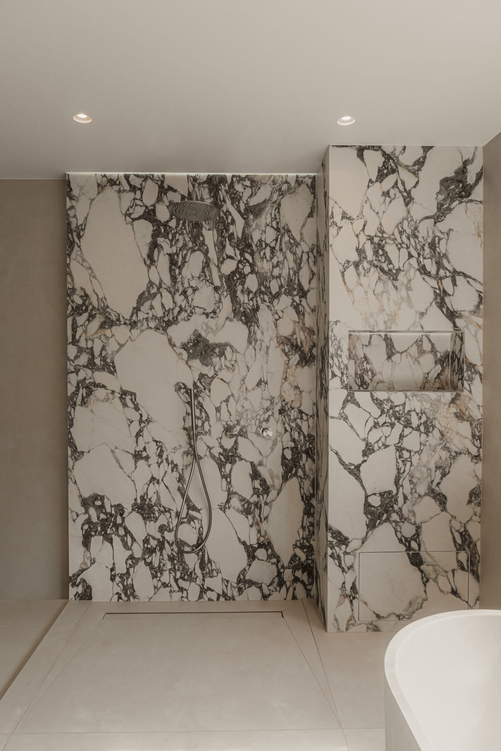 Ariostea Ultra Marmi Calacatta Viola badkamer