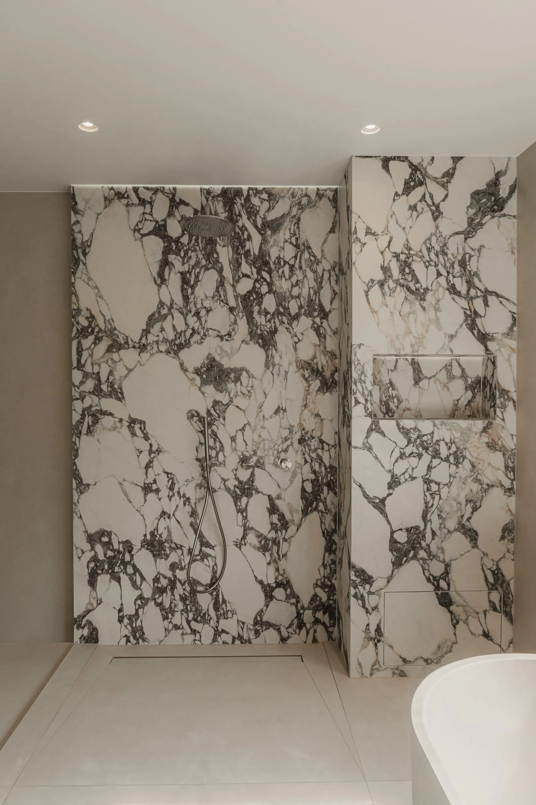 Ariostea Ultra Marmi Calacatta Viola badkamer