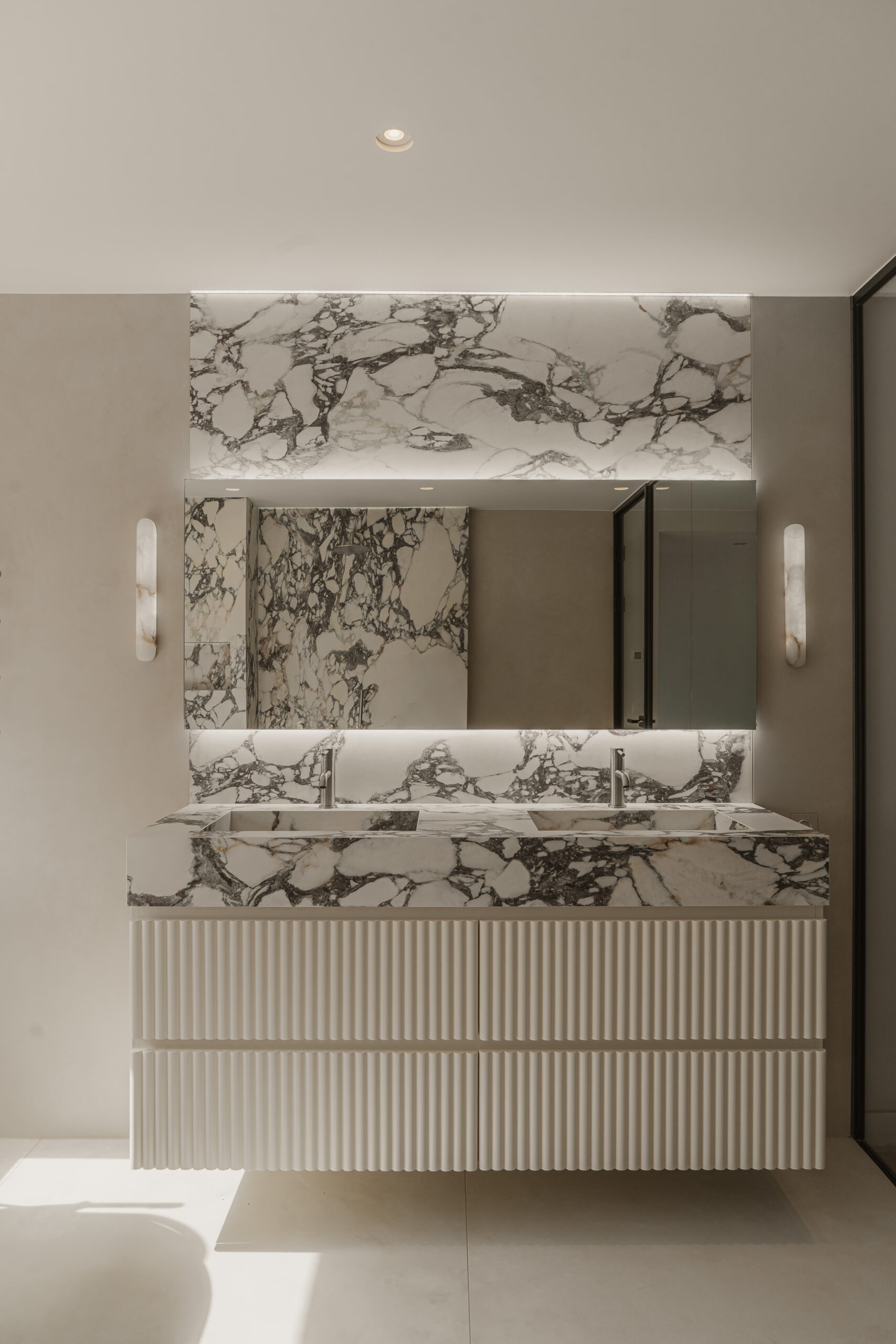 Lichte marmerlook badkamer met spiegel en verlichting