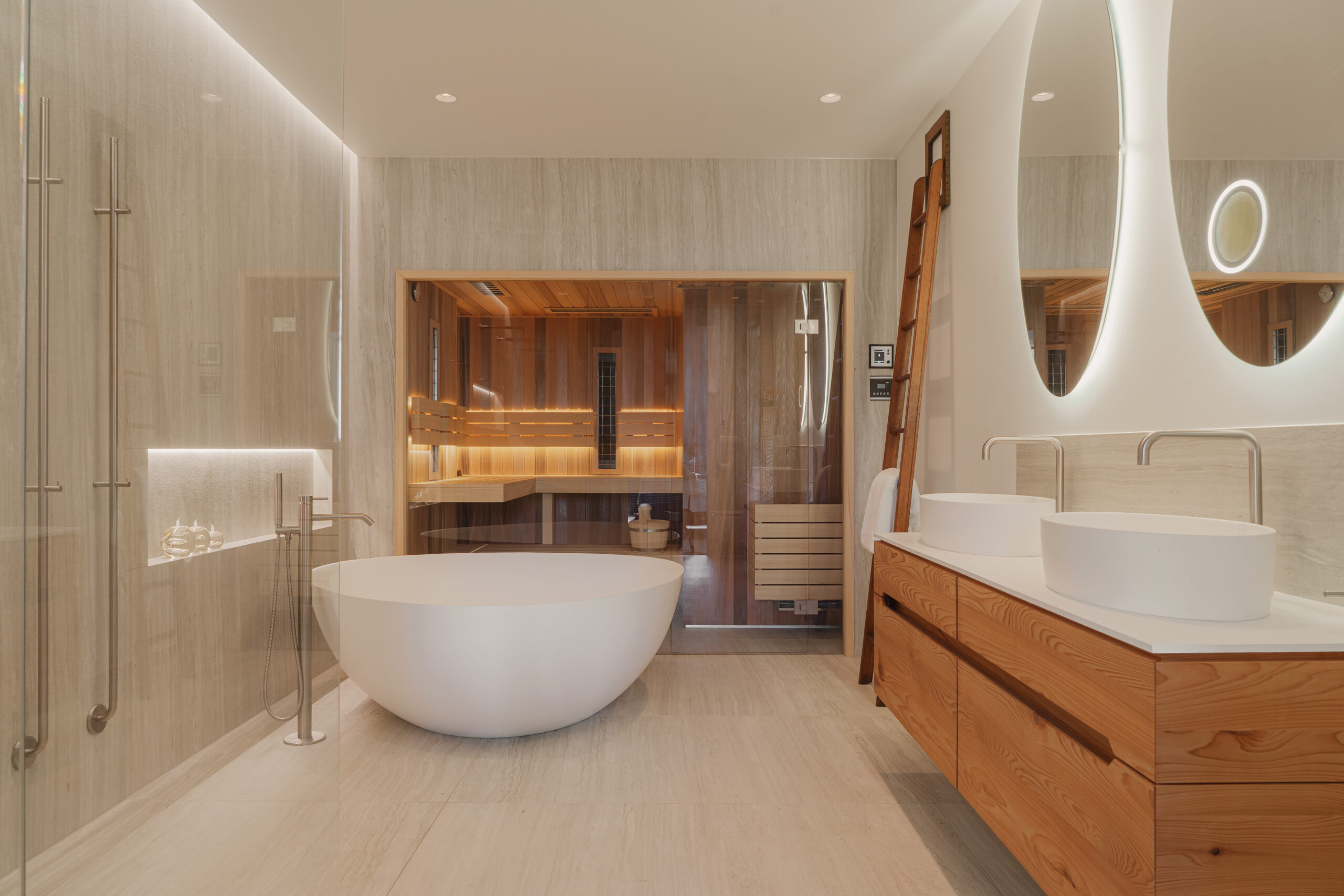Badkamer met sauna en ruime inloopdouche