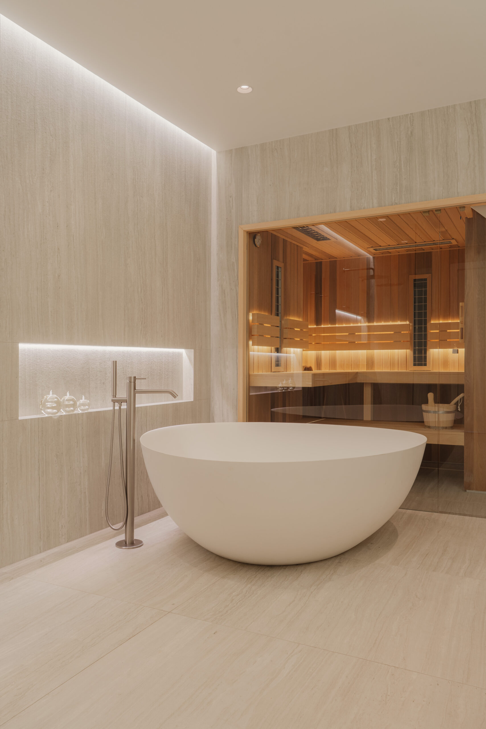 Wellness badkamer met vrijstaand bad en natuurlijke materialen