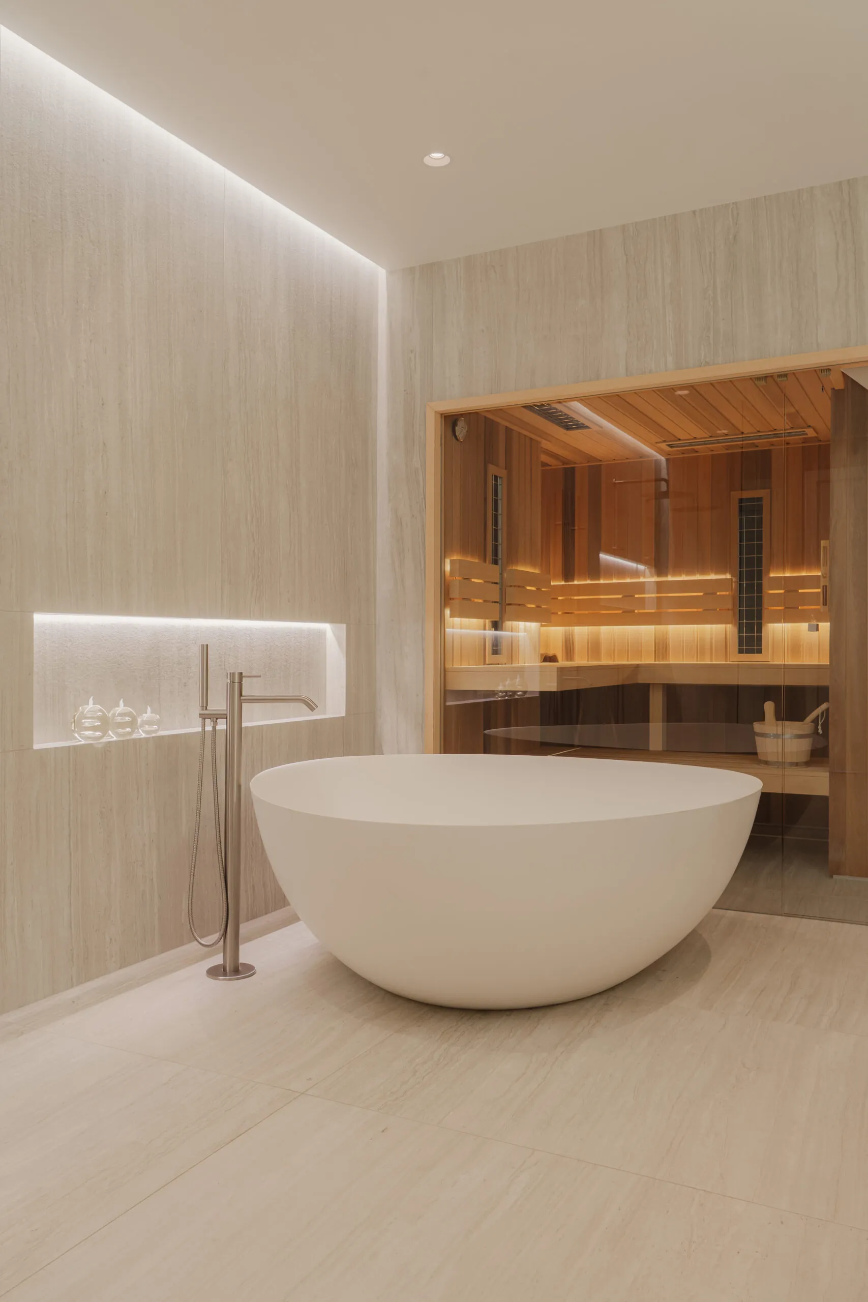 Wellness badkamer met vrijstaand bad en natuurlijke materialen