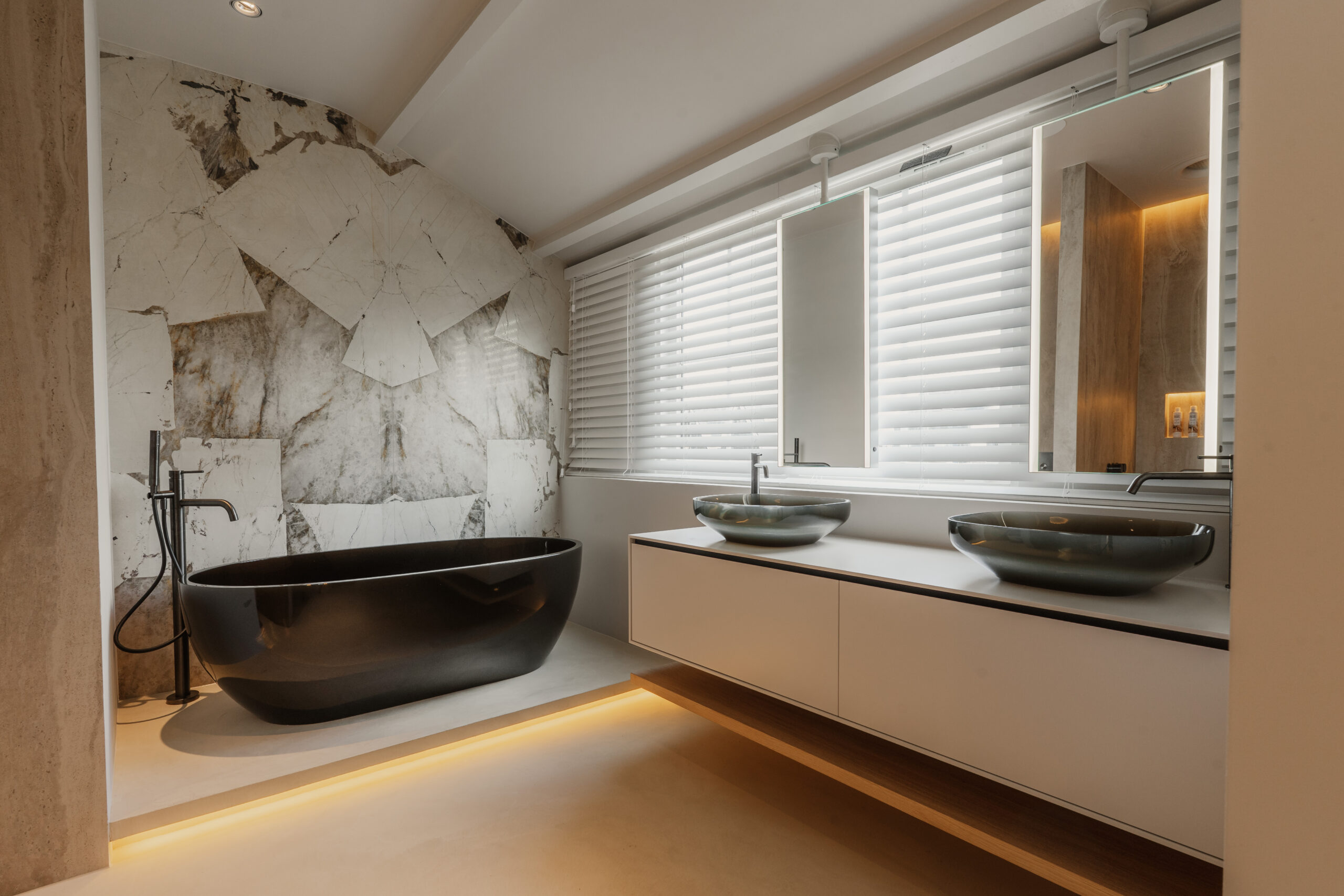 luxe badkamer Huizen Patagonia natuursteen slab bookmatch wand