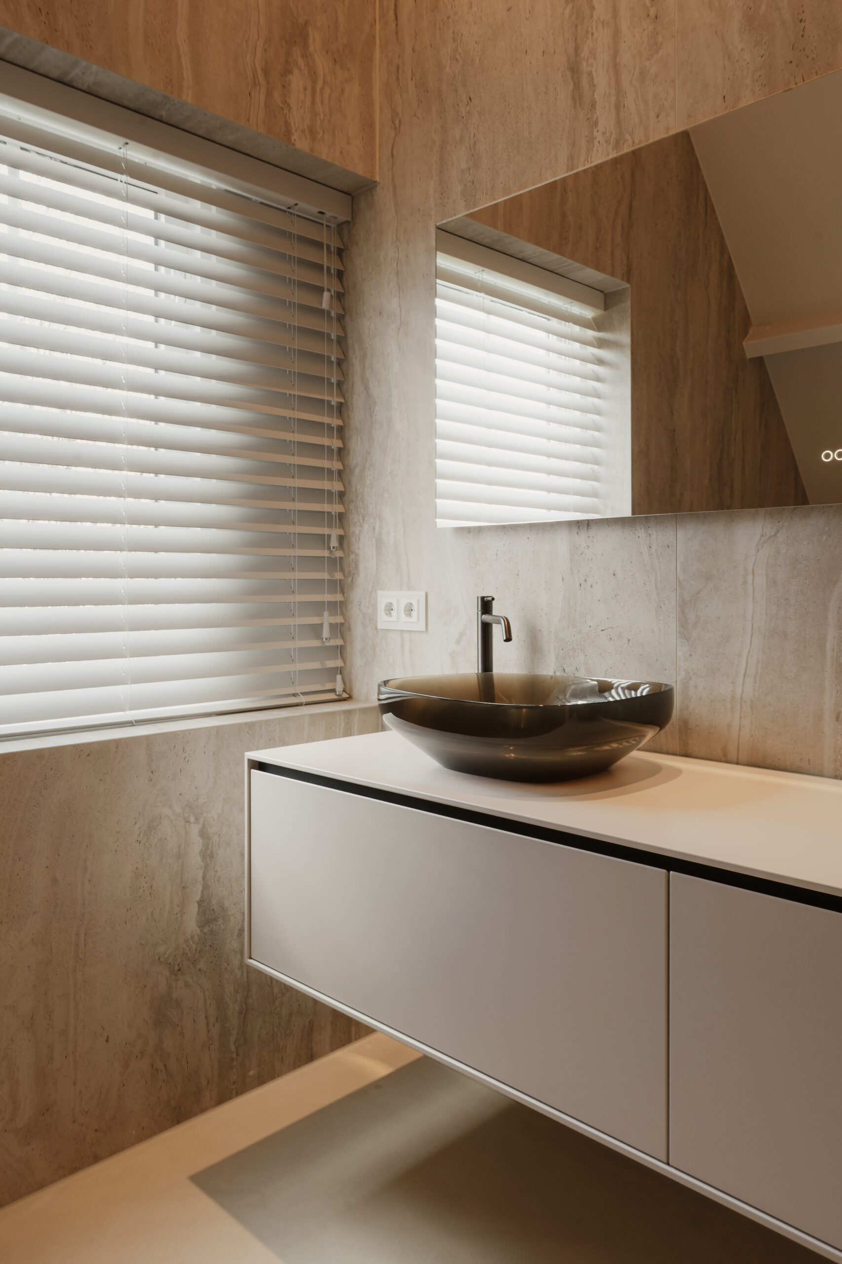 Gessi Emporio wastafelkraan zwart metaal PVD luxe badkamer