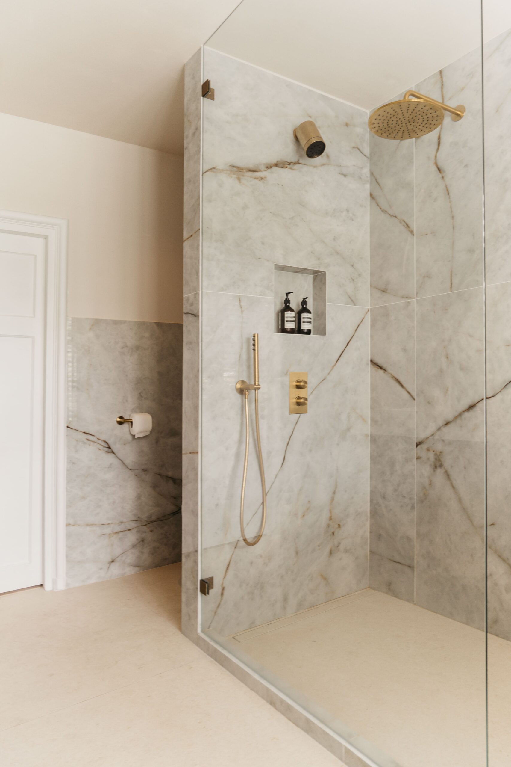 nloopdouche met grootformaat Himalaya Crystal marmerlook tegels