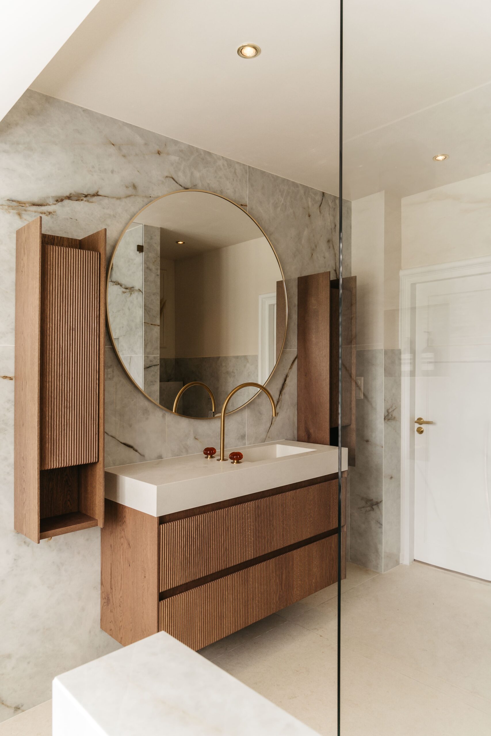 Maatwerk Novello wastafelmeubel in gefreesd rovere brandy hout