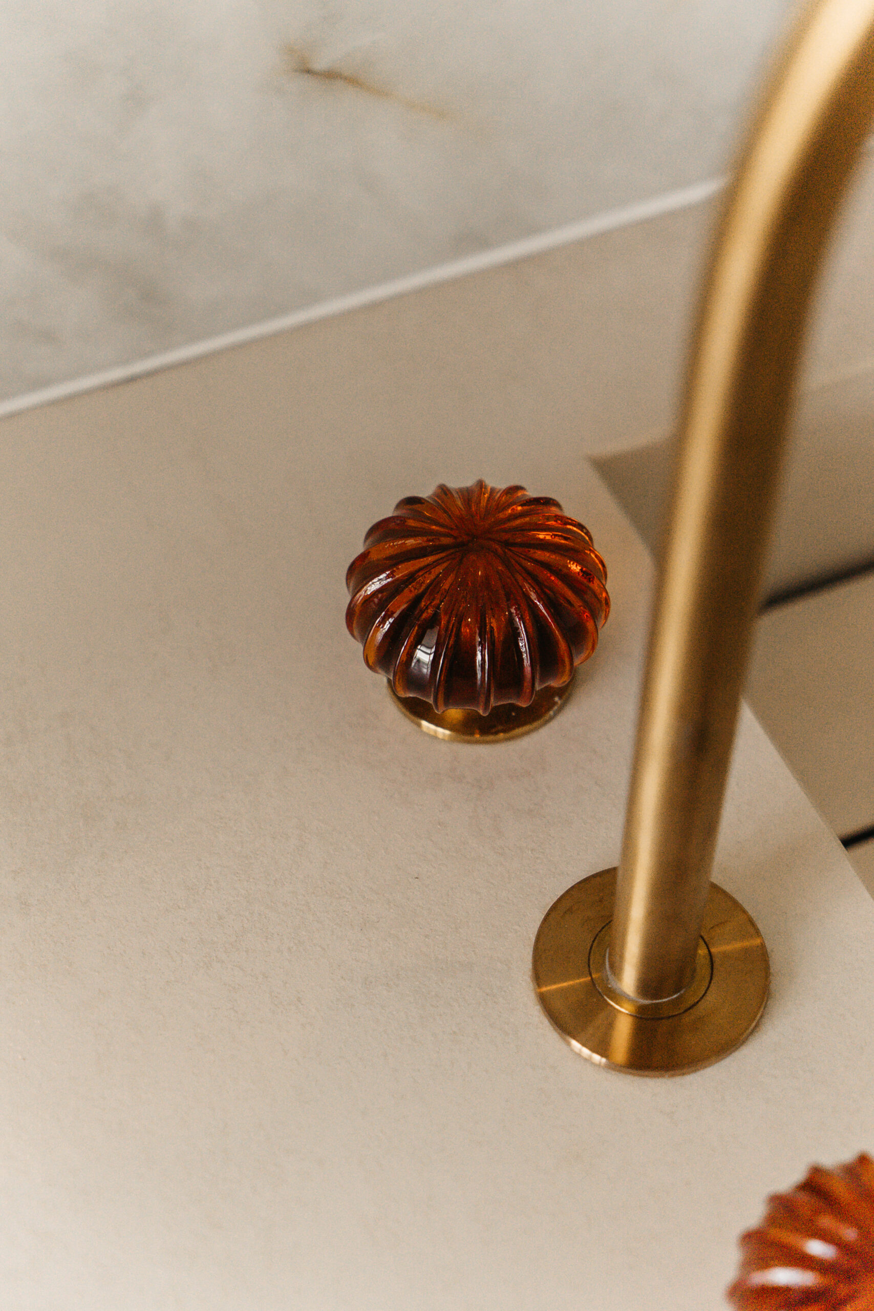 Grootformaat Himalaya Crystal polished wandtegels gecombineerd met Cream Luna vloertegels, geborsteld goud en donker houten maatwerkmeubel