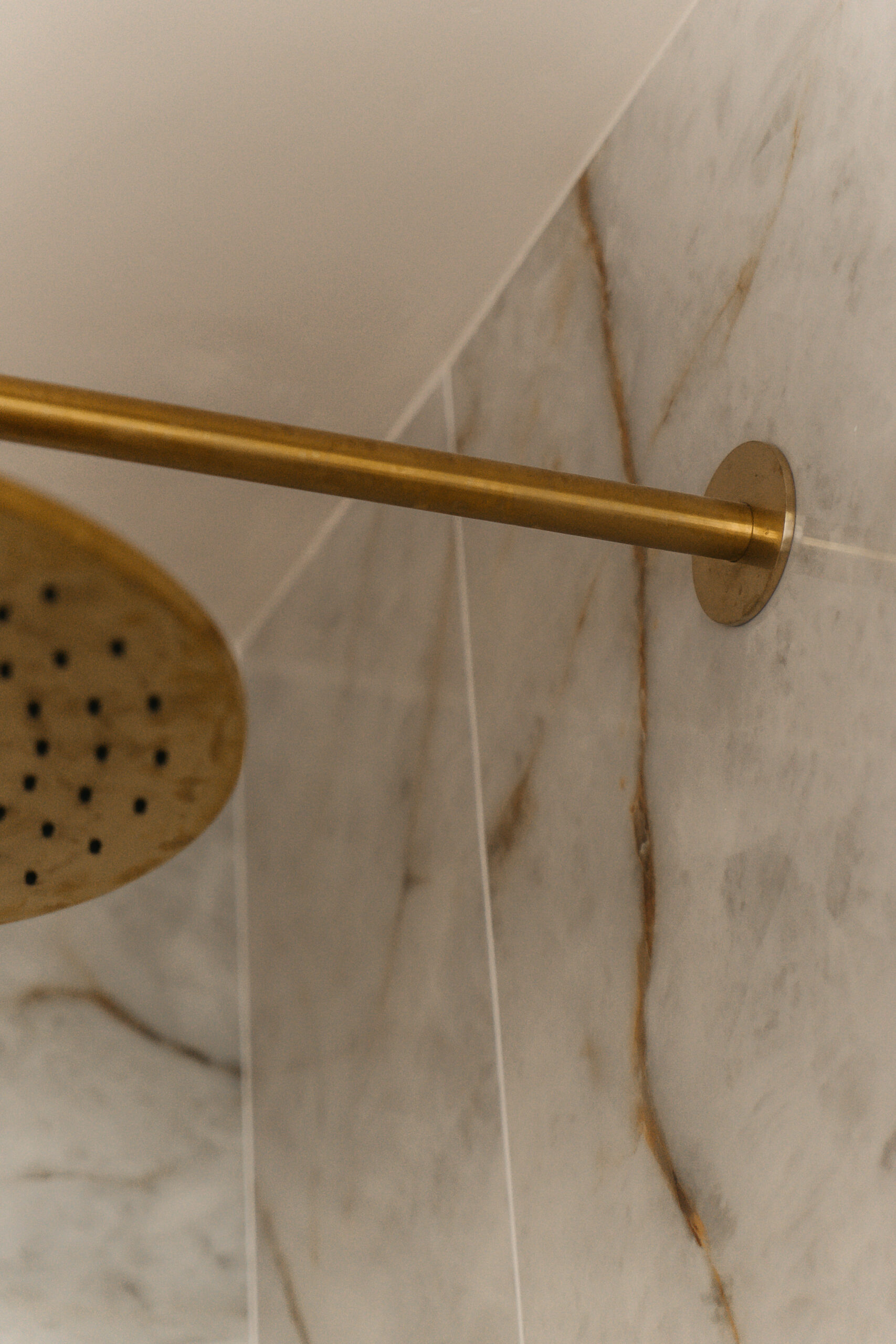 Grootformaat Himalaya Crystal polished wandtegels gecombineerd met Cream Luna vloertegels, geborsteld goud en donker houten maatwerkmeubel