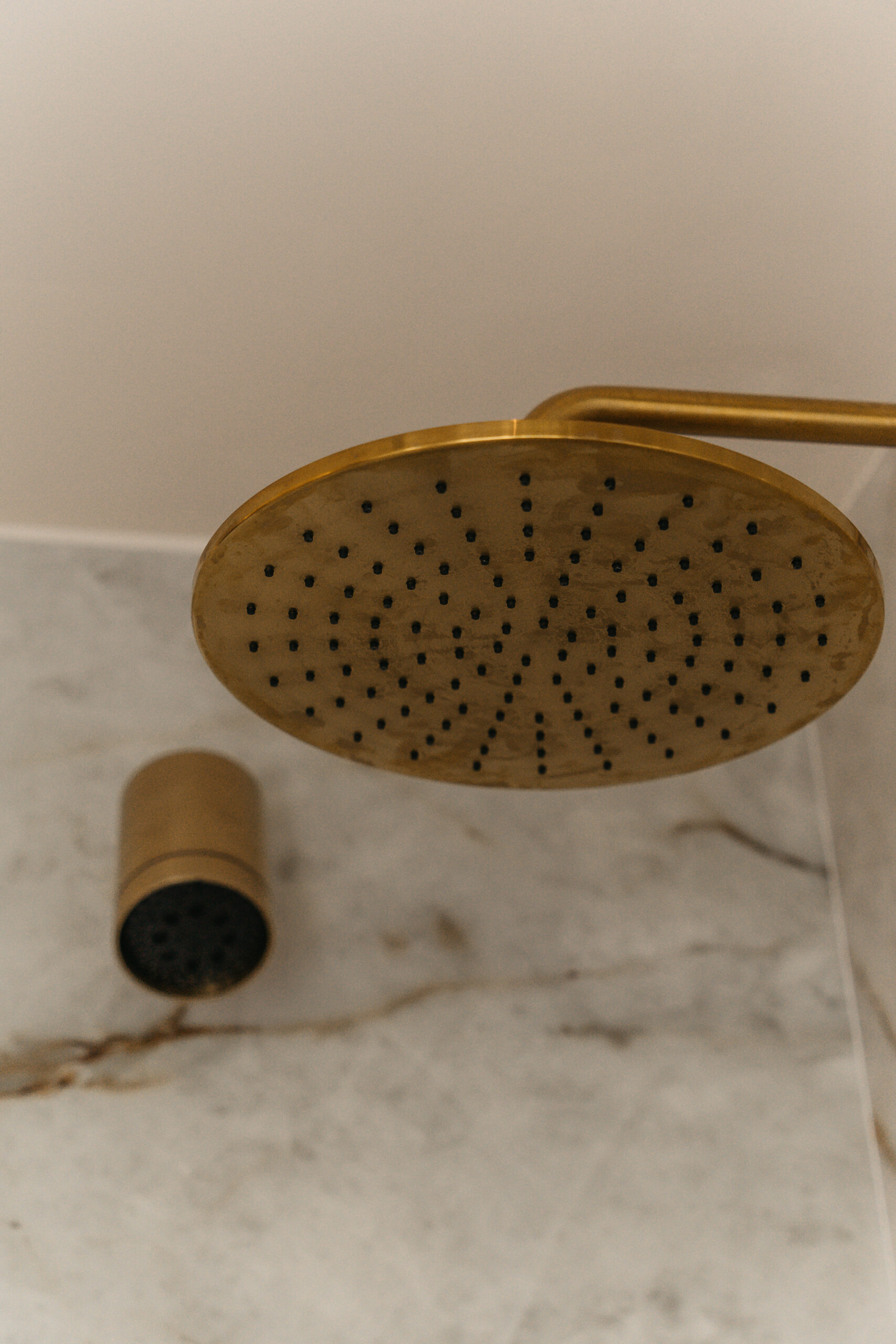 gouden regendouche, handdouche en glazen douchewand