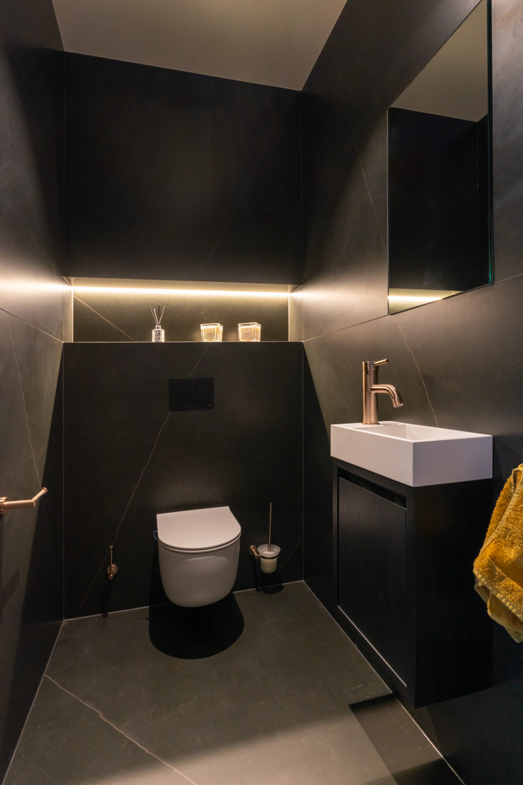 donkere badkamer toilet met nisverlichting