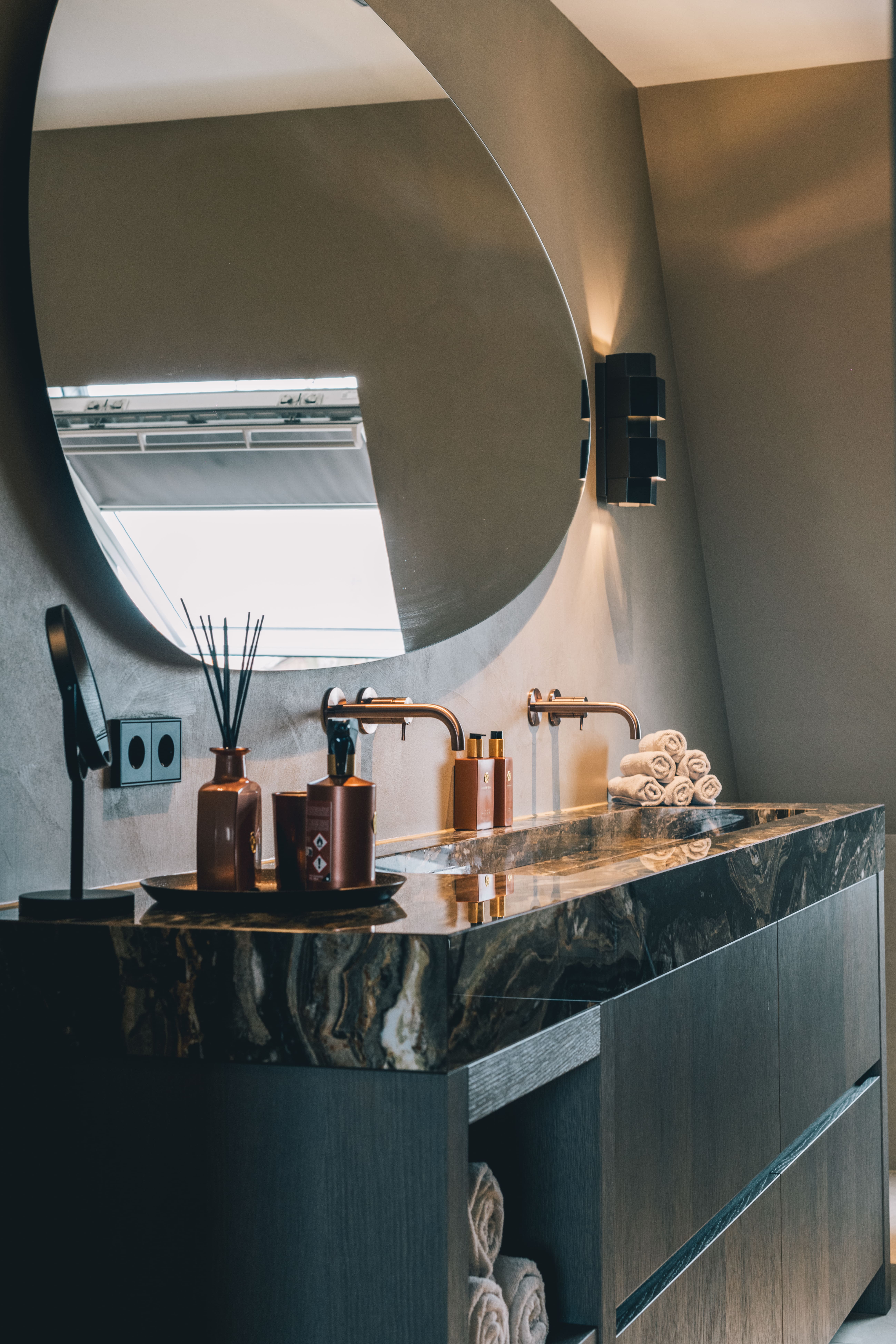 donkere badkamer met gouden accenten