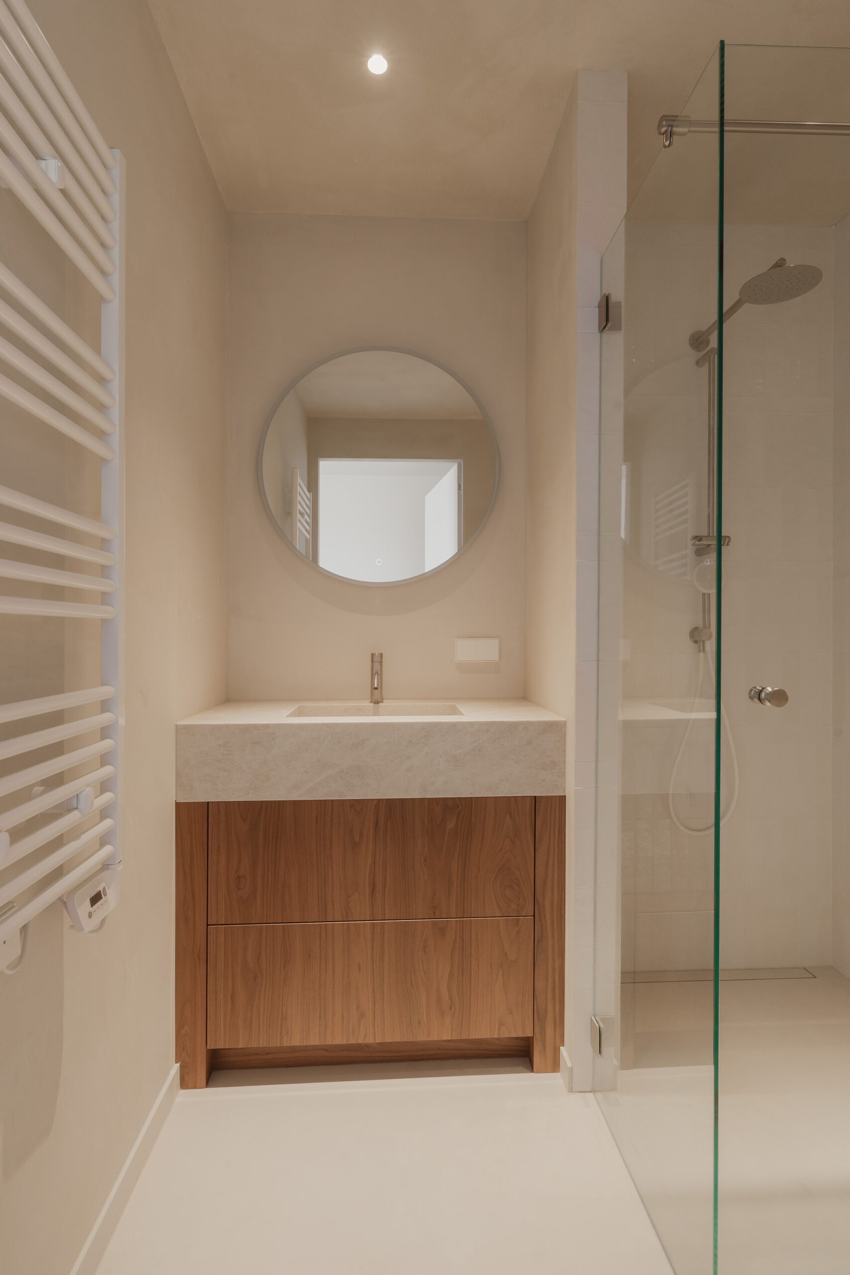 Scandinavische badkamer met houtaccenten en minimalistische kranen