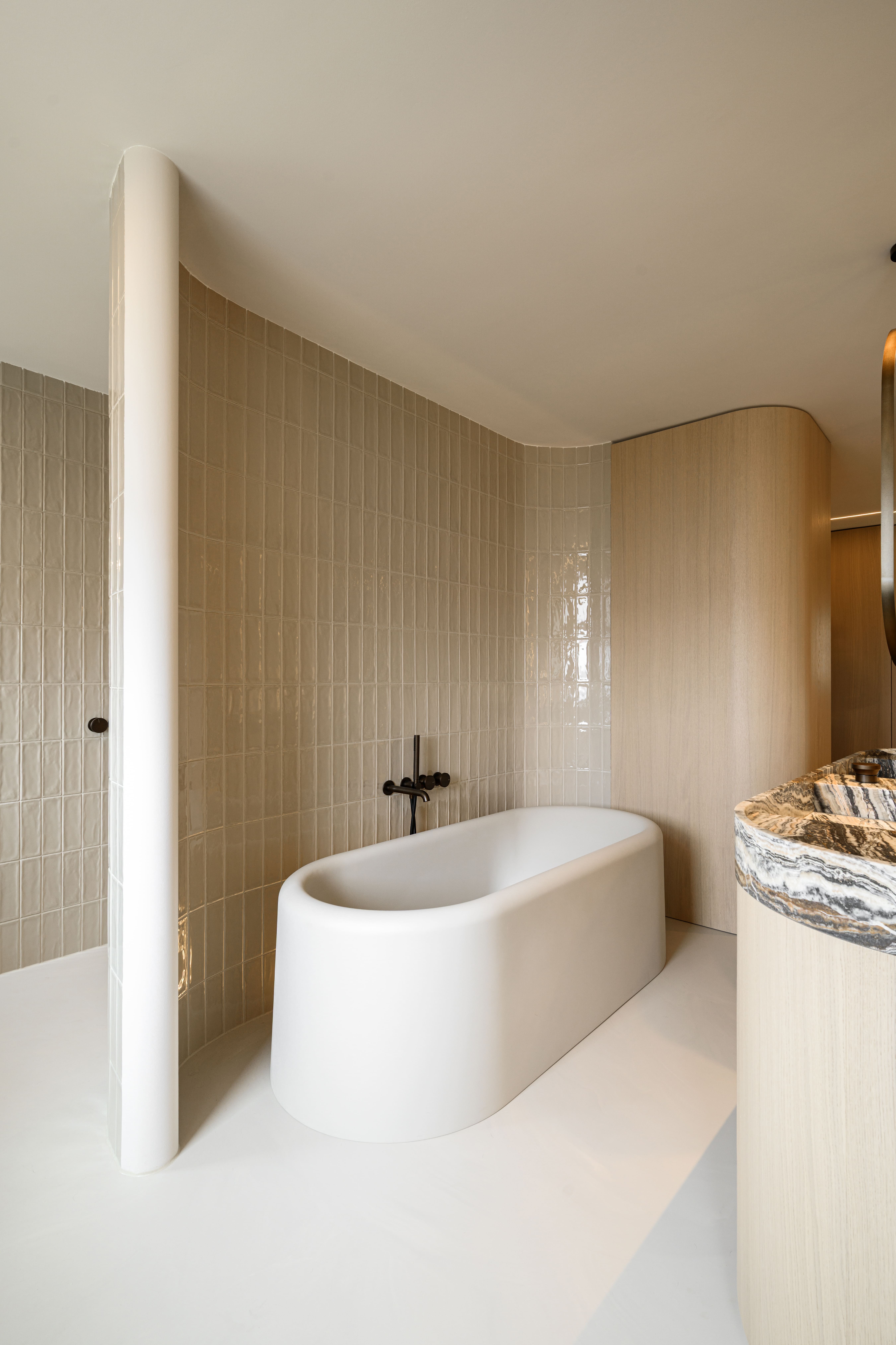 Badkamer met natuurlijke materialen en minimalistische kranen